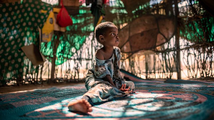 Treåriga *Maryan, som lider av undernäring, i sitt hem i en by som drabbats av torka i Garissa County i norra Kenya.