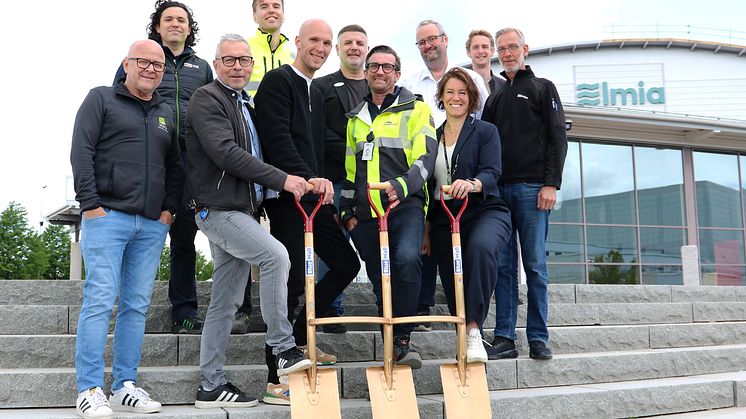 Representanter från Jönköpings kommuns Fastighetsutveckling AB, Elmia AB, Blue Wall Construction AB och FC Gruppen AB. Det första spadtaget tas för det nya storköket på Elmia. Investeringen stärker kapacitet, matupplevelse och framtidens mötesplats.