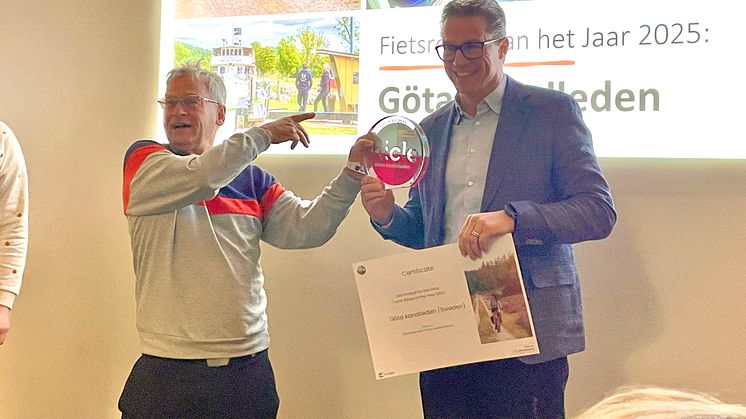 Göta kanals vd, Roger Altsäter tar emot utmärkelsen för Europas bästa cykelled.