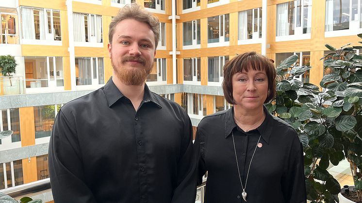 Jonathan Källbäcker och Åsa Cajander forskar vid Uppsala universitet om automatiseringens, robotiseringens och AI:s påverkan på arbetsmiljön för markpersonal på flygplatser. Forskningsprojektet finansieras av Afa Försäkring.