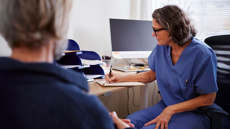 Afa Försäkrings nya rapport visar att medianlängden på de långa sjukfallen varierar, det finns regionala skillnader och skillnader mellan olika sektorer och kön, där kvinnor generellt har längre sjukfall än män.